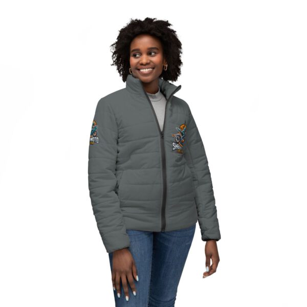 cChaqueta Oficial Sherry Moto UCATEAM Chaqueta oficial Sherry Moto UCATEAM de diseño moderno y materiales de alta calidad, ideal para los aficionados al motociclismo.