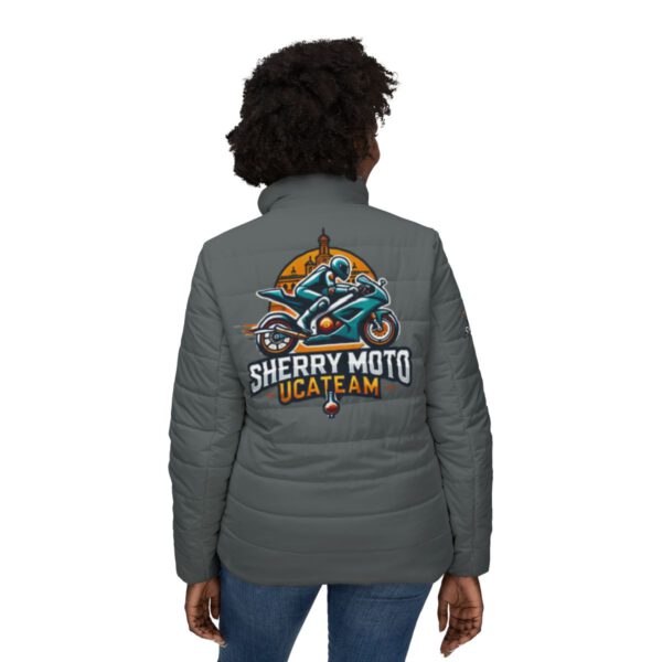Chaqueta Oficial Sherry Moto UCATEAM Chaqueta oficial Sherry Moto UCATEAM de diseño moderno y materiales de alta calidad, ideal para los aficionados al motociclismo.